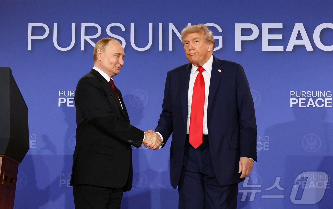 도널드 트럼프 미국 대통령과 블라디미르 푸틴 러시아 대통령이 지난 15일 미국 알래스카 앵커리지 엘먼도프-리처드신 합동기자에서 열린 우크라이나 전쟁 종식을 위한 회담 후 기자회견을 열고 악수하고 있다. 2025.8.15 ⓒ 로이터=뉴스1