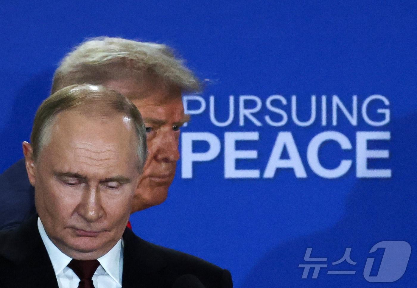 도널드 트럼프 미국 대통령이 8월 15일&#40;현지시간&#41; 알래스카 앵커리지에서 푸틴 러시아 대통령과 우크라이나 전쟁 종식을 위한 회담 후 공동기자회견장에 입장하며 푸틴을 스쳐 회견 자리로 가고 있다. 2025.08.15. ⓒ 로이터=뉴스1 ⓒ News1 류정민 특파원