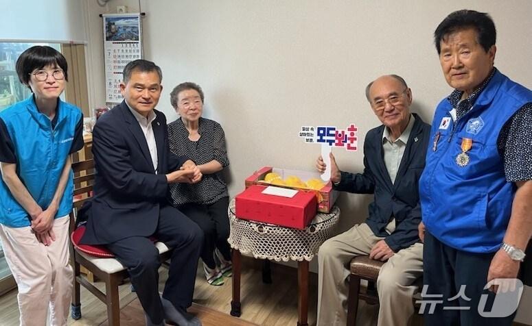 본문 이미지 - 대구지방보훈청은 광복 80주년을 맞아 최근 임시정부 요인 후손 등 독립유공자 유족들을 찾아 위문품을 전달하고 감사의 마음을 전했다. (대구보훈청 제공. 재판매 및 DB 금지)/뉴스1