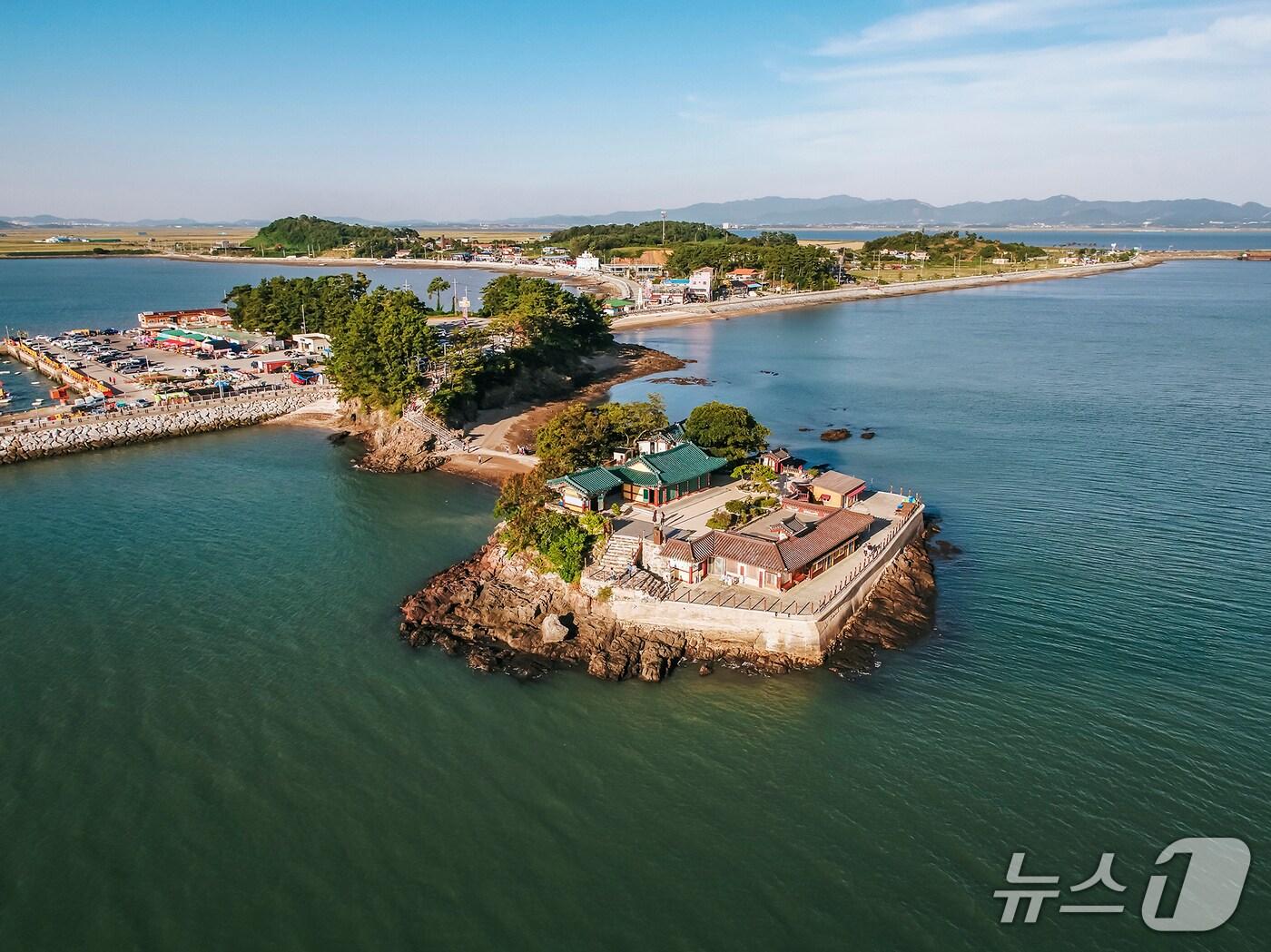 본문 이미지 - 부석면 간월도 간월암 전경(서산시 제공. 재판매 및 DB금지)2025.8.16/뉴스1