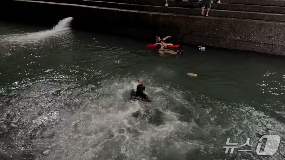 본문 이미지 - 완도해경이 야간 익수자를 구조하는 모습. (완도해경 제공. 재판매 및 DB 금지)