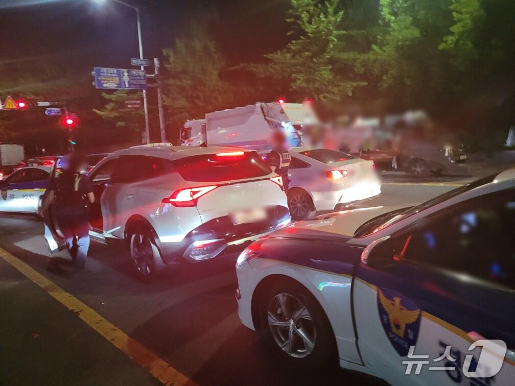 본문 이미지 - 지난 14일 경찰이 음주의심차량을 단속하는 모습. &#40;부산 북부경찰서 제공. 재판매 및 DB 금지&#41;