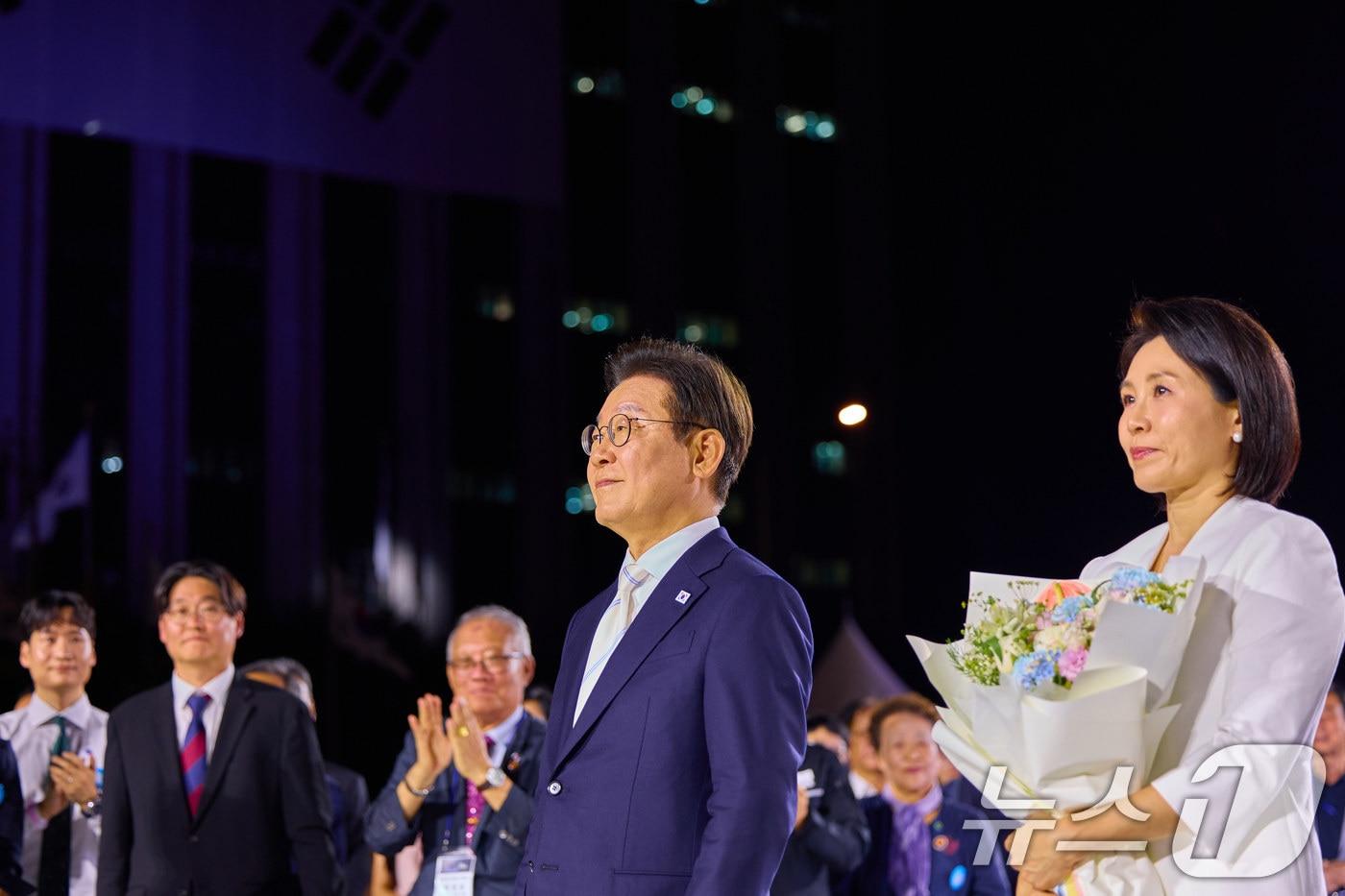 이재명 대통령과 부인 김혜경 여사가 지난 15일 서울 세종대로 광화문광장에서 열린 &#39;광복 80년, 국민 주권으로 미래를 세우다&#39; 제21대 대통령 국민 임명식에 참석해 있다. &#40;대통령실 제공. 재판매 및 DB금지&#41; 2025.8.16/뉴스1 ⓒ News1 이재명 기자