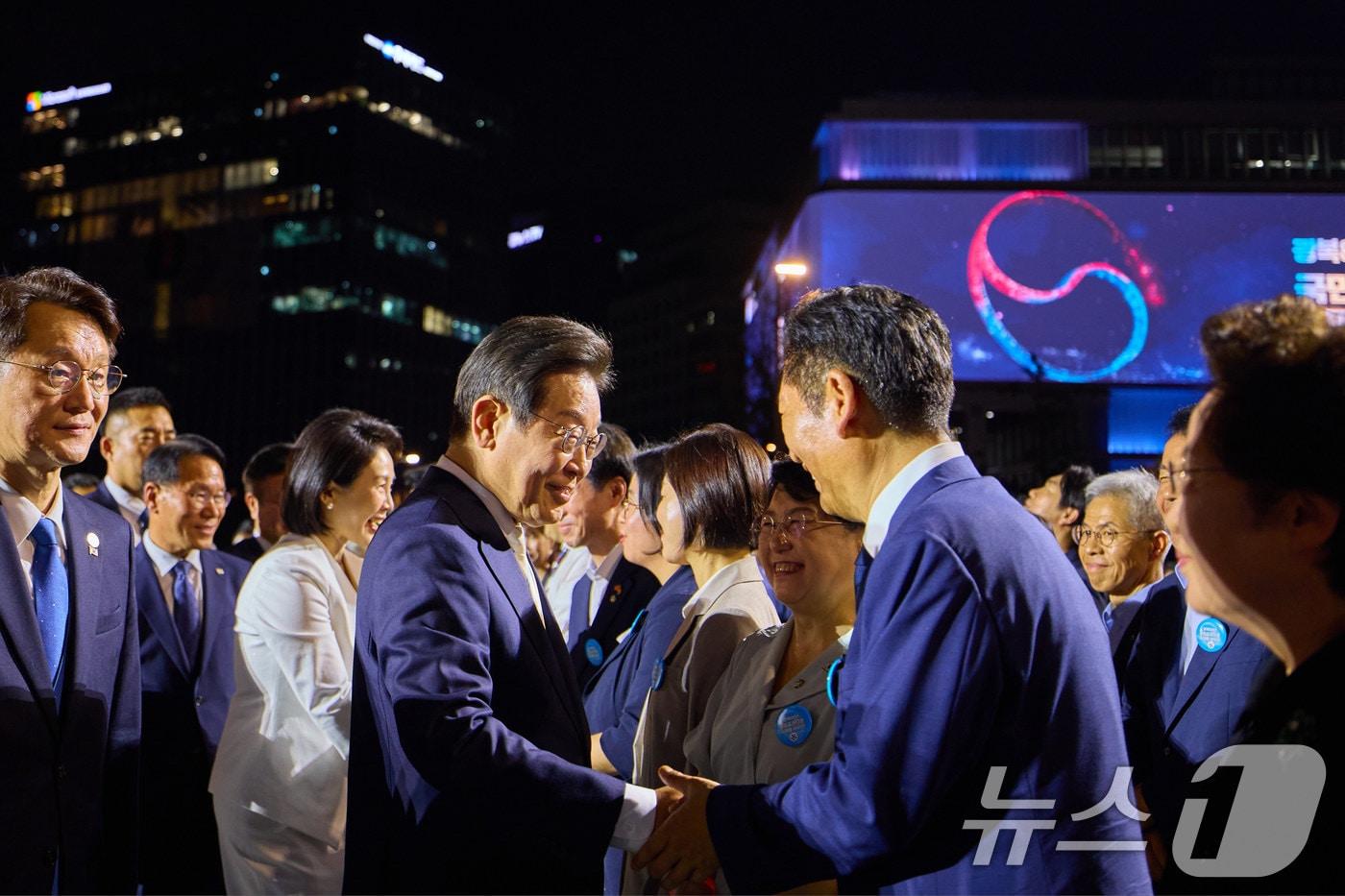 이재명 대통령이 지난 15일 서울 세종대로 광화문광장에서 열린 &#39;광복 80년, 국민 주권으로 미래를 세우다&#39; 제21대 대통령 국민 임명식에서 정청래 더불어민주당 대표와 인사를 하고 있다. &#40;대통령실 제공. 재판매 및 DB금지&#41; 2025.8.16/뉴스1 ⓒ News1 이재명 기자