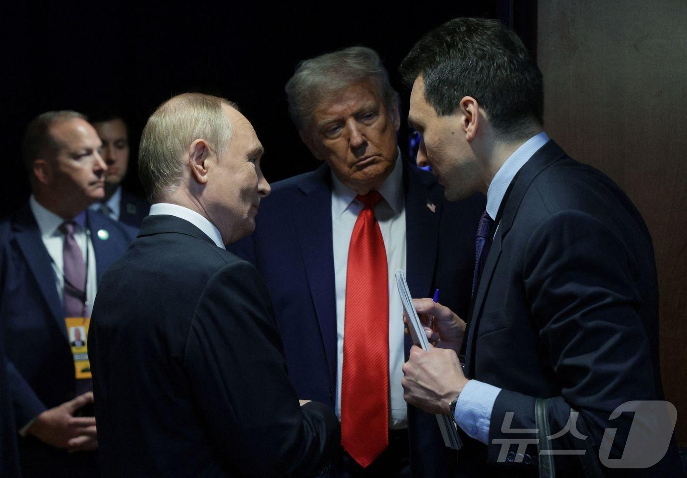 도널드 트럼프 미국 대통령&#40;가운데&#41;이 8월 15일 알래스카주 앵커리지의 엘먼도프-리처드슨 합동 기지에서 블라디미르 푸틴 러시아 대통령&#40;왼쪽&#41;과 통역을 사이에 두고 대화하고 있다. 2025.8.15 ⓒ AFP=뉴스1 ⓒ News1 강민경 기자