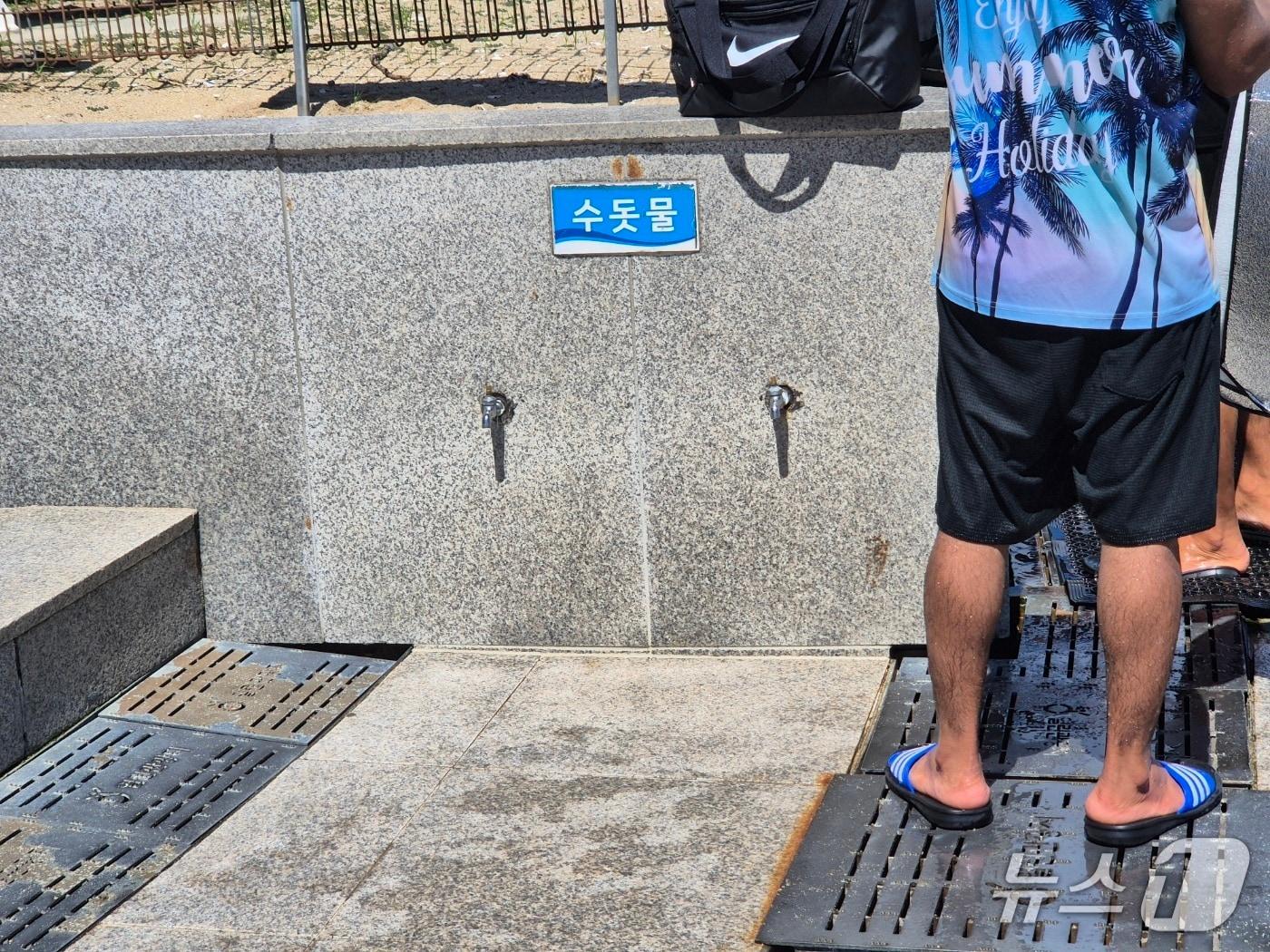 본문 이미지 - 토요일인 16일 막바지 피서철을 맞은 강원 강릉 경포해수욕장 중앙광장 세족장 수돗물 수도꼭지가 뽑혀 있다. 2025.8.16/뉴스1 윤왕근 기자