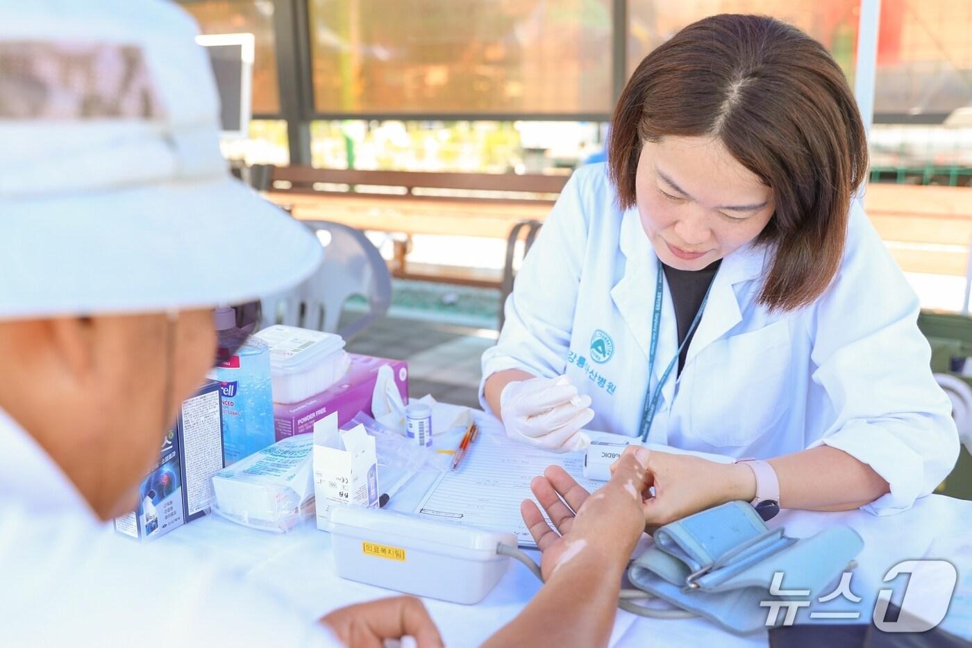 강릉아산병원 의료봉사단이 지난 15일 사천면민체육대회서 지역민들을 대상으로 의료봉사를 실시하고 있다.(병원 제공, 재판매 및 DB 금지) 2025.8.16/뉴스1