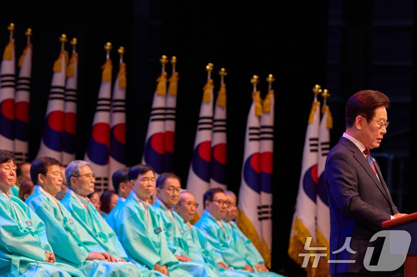 본문 이미지 - 이재명 대통령이 지난해 서울 종로구 세종문화회관에서 열린 제80주년 광복절 경축식에서 경축사를 하고 있다. (이재명 대통령 SNS. 재판매 및 DB 금지) 2025.8.16 ⓒ 뉴스1 허경 기자