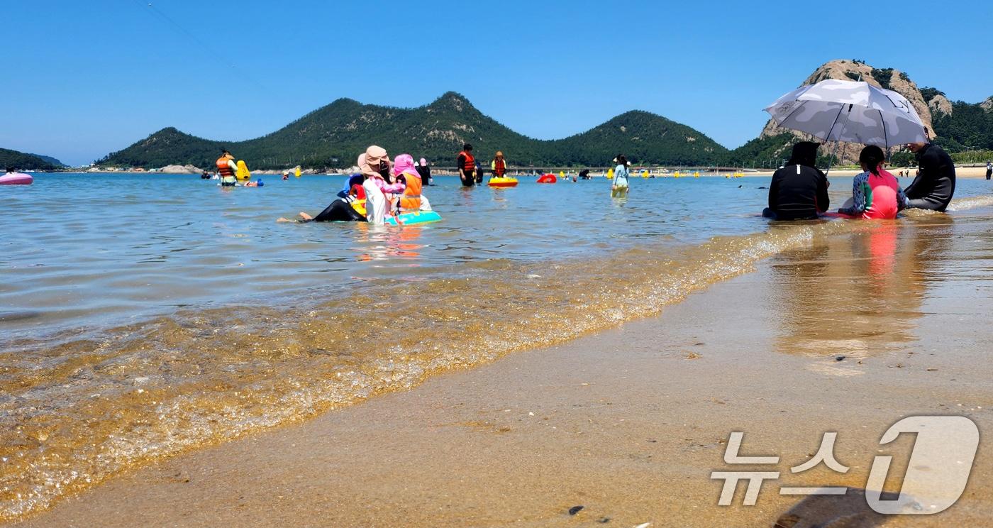 무더운 날씨를 보인 지난 16일 전북 군산시 선유도해수욕장을 찾은 피서객들이 물놀이를 하며 더위를 식히고 있다. 2025.8.16/뉴스1 ⓒ News1 유경석 기자