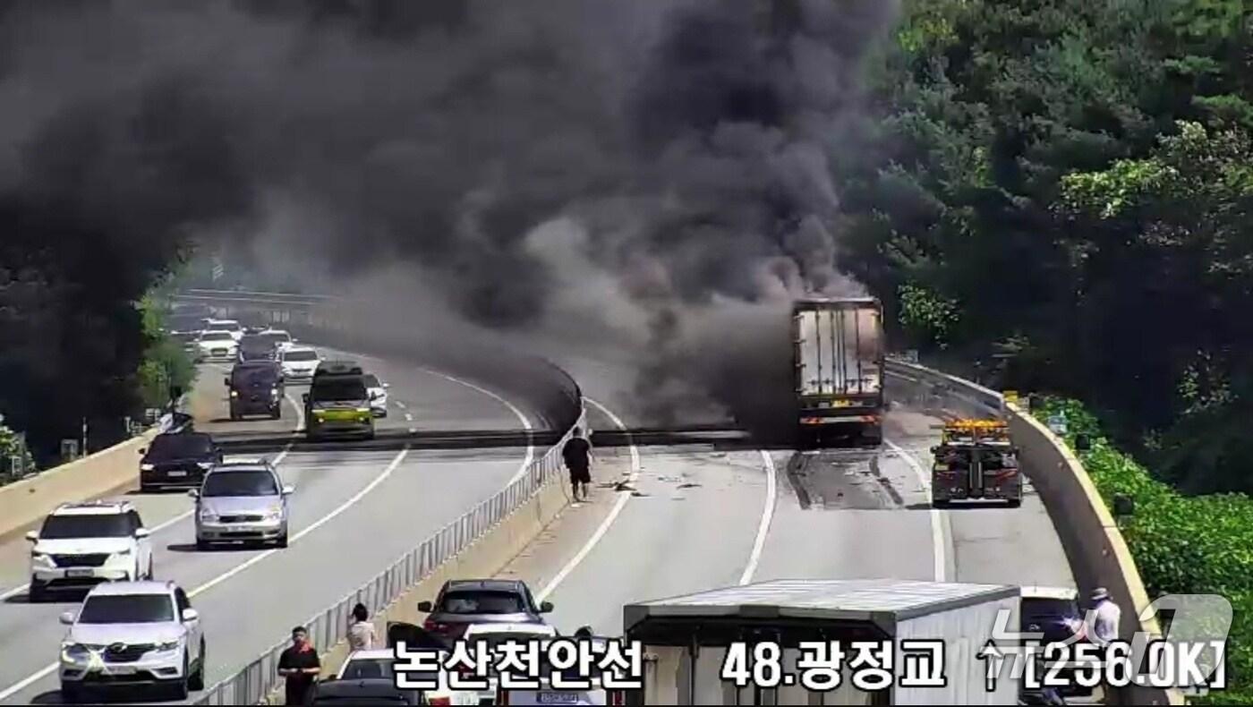 16일 오전 10시 48분께 충남 공주 정안면 논산천안고속도로 정안IC 부근에서 6중 추돌사고가 발생해 사고차량 일부에서 불이 났다.&#40;한국도로공사 CCTV 화면 캡쳐&#41; /뉴스1