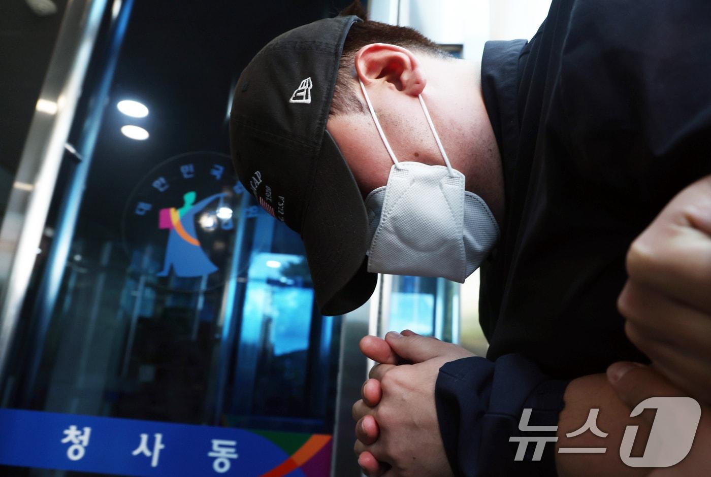 서울 동대문구 소재 다세대주택 주차장 방화 용의자인 30대 남성 A씨가 16일 오후 서울 도봉구 서울북부지방법원에서 열린 영장실질심사에 출석하고 있다. 2025.8.16/뉴스1 ⓒ News1 김명섭 기자