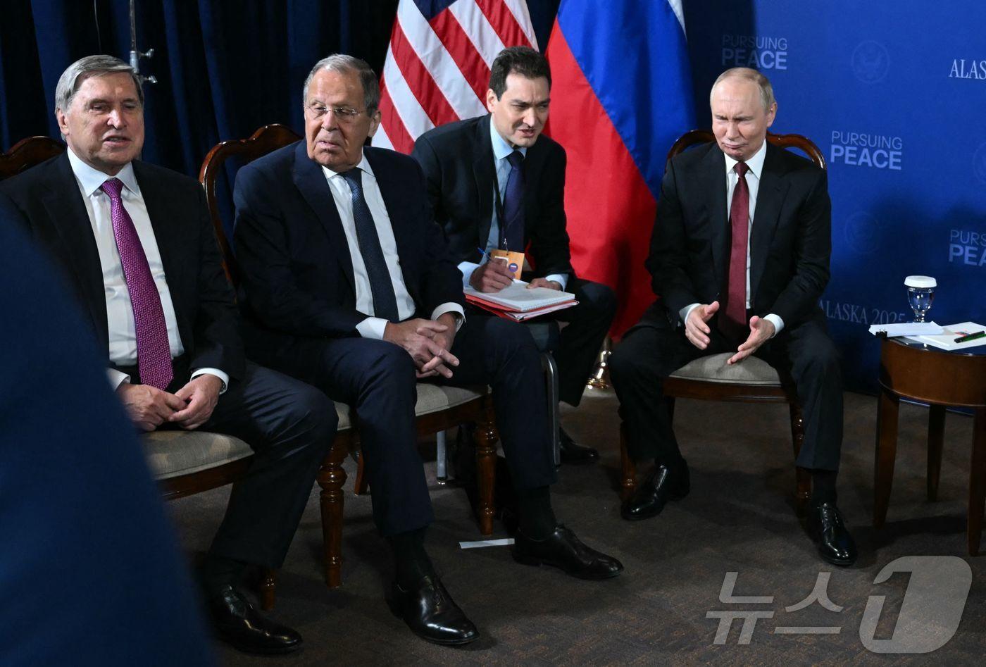 왼쪽부터 유리 우샤코프 러시아 크렘린궁 외교정책보좌관, 세르게이 라브로프 러시아 외무장관, 맨 오른쪽은 블라디미르 푸틴 러시아 대통령. 이들은 15일 미국 알래스카 앵커리지 엘먼도프-리처드슨 합동기지에서 열린 미국과의 회담에 참석했다. 2025.8.15 ⓒ AFP=뉴스1 ⓒ News1 강민경 기자