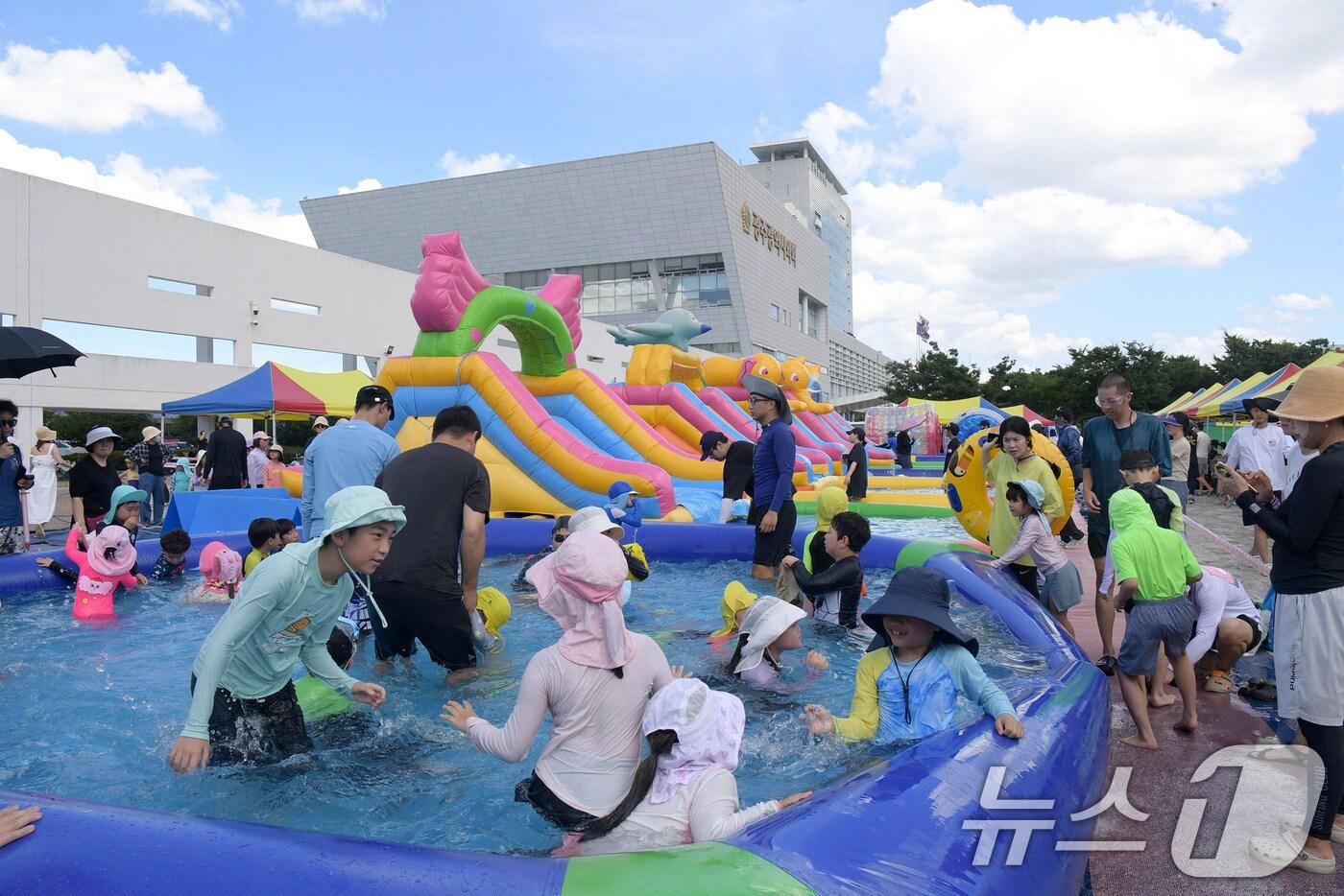 16일 오후 광주시청 야외음악당에서 무더운 여름 특별한 추억만들기를 위해 마련한 G-SUMMER 파크닉 행사에 참여한 어린이들이 물놀이를 하며 즐거운 시간을 보내고 있다.(광주시 제공. 재판매 및 DB 금지) 2025.8.16/뉴스1 ⓒ News1 박준배 기자