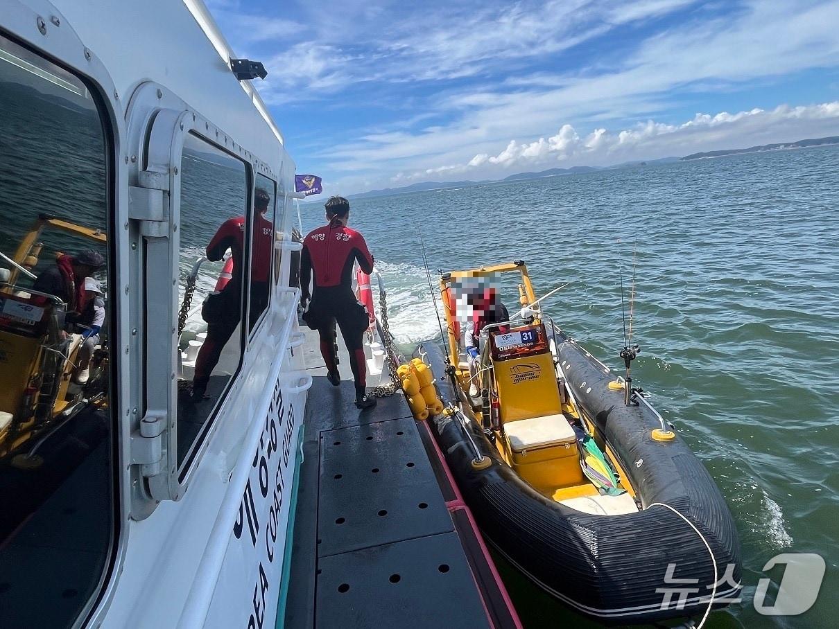 본문 이미지 - 좌초된 레저보트 승선원을 구조하는 해경(태안해경 제공) /뉴스1