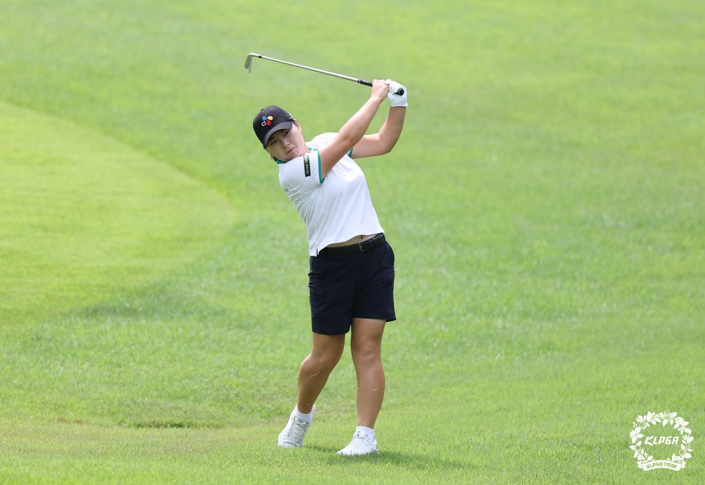 홍정민이 14일 경기 포천 몽베르CC에서 열린 &#39;메디힐 한국일보 챔피언십&#39; 3라운드 3번홀에서 세컨드샷을 하고 있다. &#40;KLPGA 제공. 재판매 및 DB 금지&#41; 2025.8.16/뉴스1