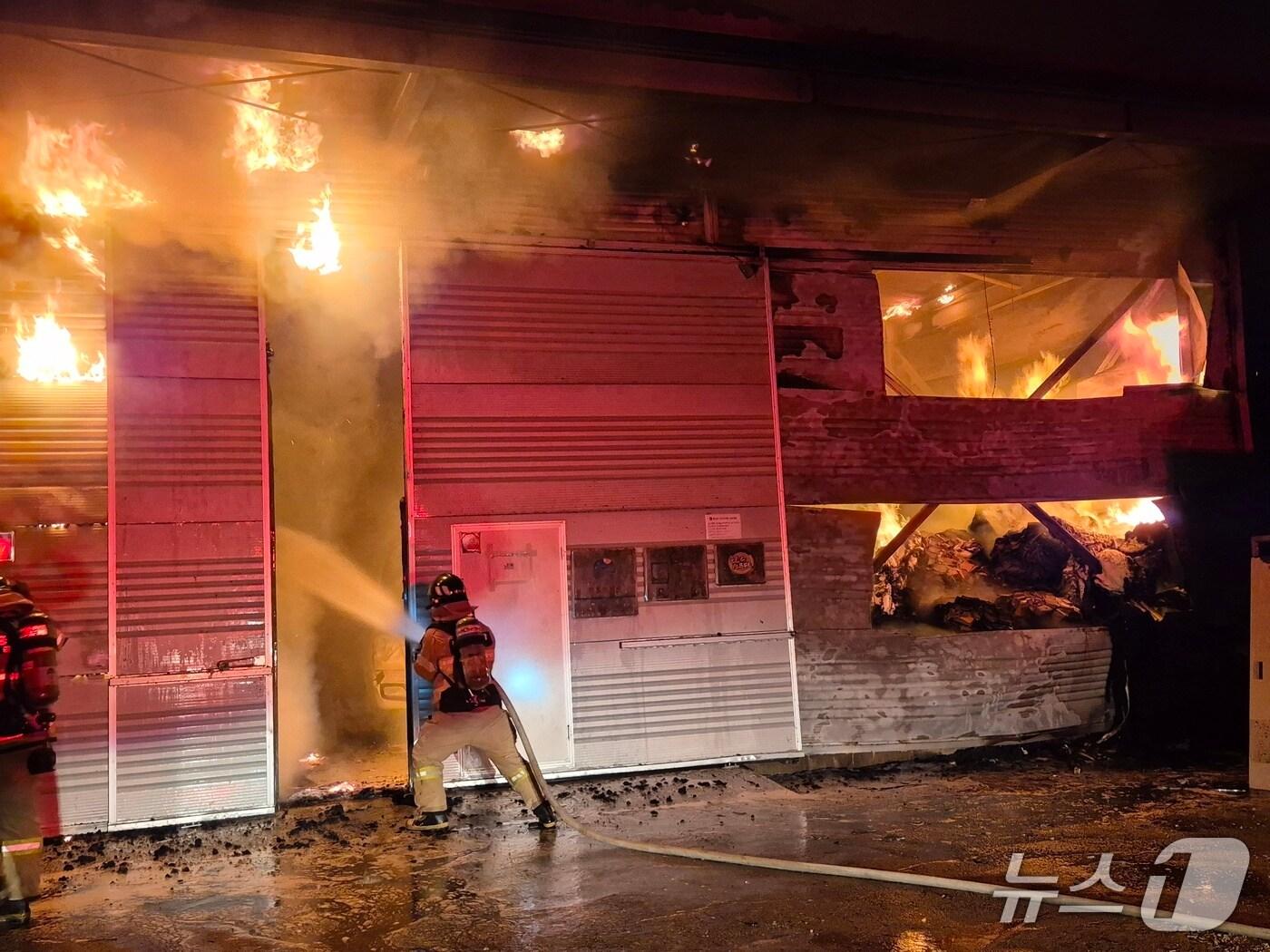 본문 이미지 -  음성군 감곡면 오궁리 복숭아 선별 창고 화재 진압 모습.(음성소방서 제공. 재판매 및 DB금지)/뉴스1