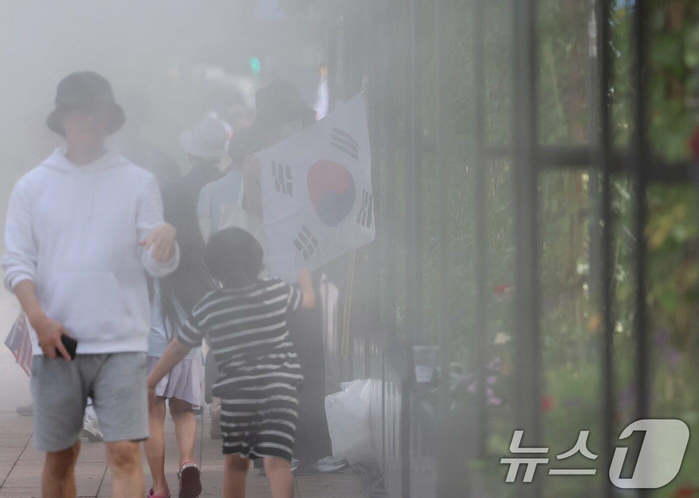 광복절 연휴 둘째 날인 16일 전국 대부분 지역에 폭염특보가 발효된 가운데 서울 중구 서울광장에서 어린이들이 쿨링포그를 지나며 더위를 식히고 있다. 2025.8.16/뉴스1 ⓒ News1 오대일 기자