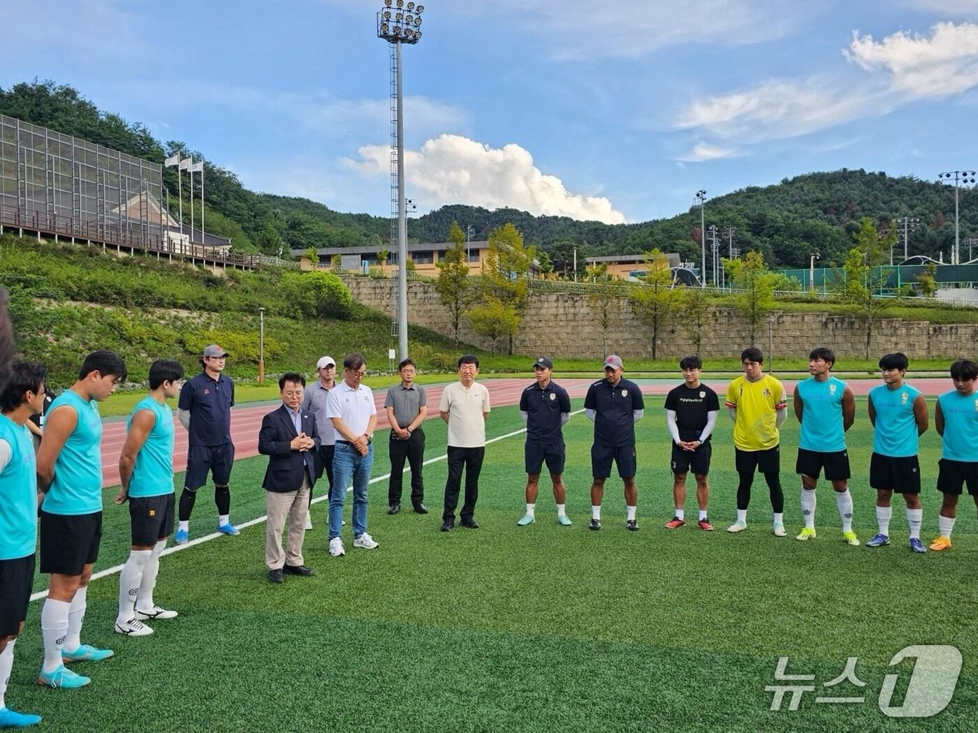 본문 이미지 - 육동한 춘천시장이 16일 춘천시민축구단 훈련장을 찾아 선수단과 구단 관계자들을 격려하고 있다.(춘천시 제공, 재판매 및 DB금지)
