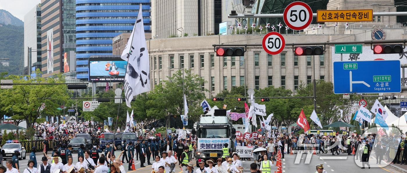 사진은 지난 광복절 연휴 둘째 날인 8월 16일 보수 성향 단체와 진보 성향 단체가 광화문 인근에서 동시에 집회를 벌이는 모습. /뉴스1 ⓒ News1 오대일 기자