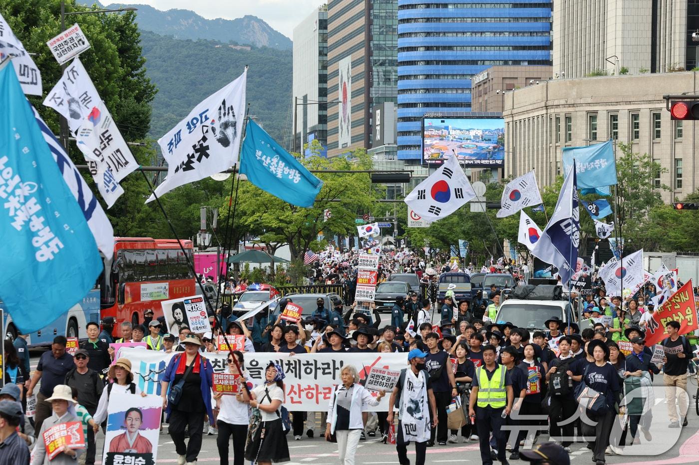 본문 이미지 - 광복절 연휴 둘째 날인 지난해 8월 16일 진보와 보수 단체들이 각각 도심 한복판에서 태극기를 앞세워 광복 80주년을 기념하는 대규모 집회를 벌였다. 진보 성향 단체 촛불행동 참가자들(사진 앞쪽)이 153차 전국집중 촛불대행진을 열고 내란세력 청산을 촉구하며 서울광장 앞을 지나는 순간, 행진 대열 뒷편에 보수성향 단체 대한민국바로세우기국민운동본부가 주최한 '광복 80주년 8.15 국가정상화를 위한 광화문 국민대회' 참가자들의 모습이 보인다. ⓒ 뉴스1 오대일 기자