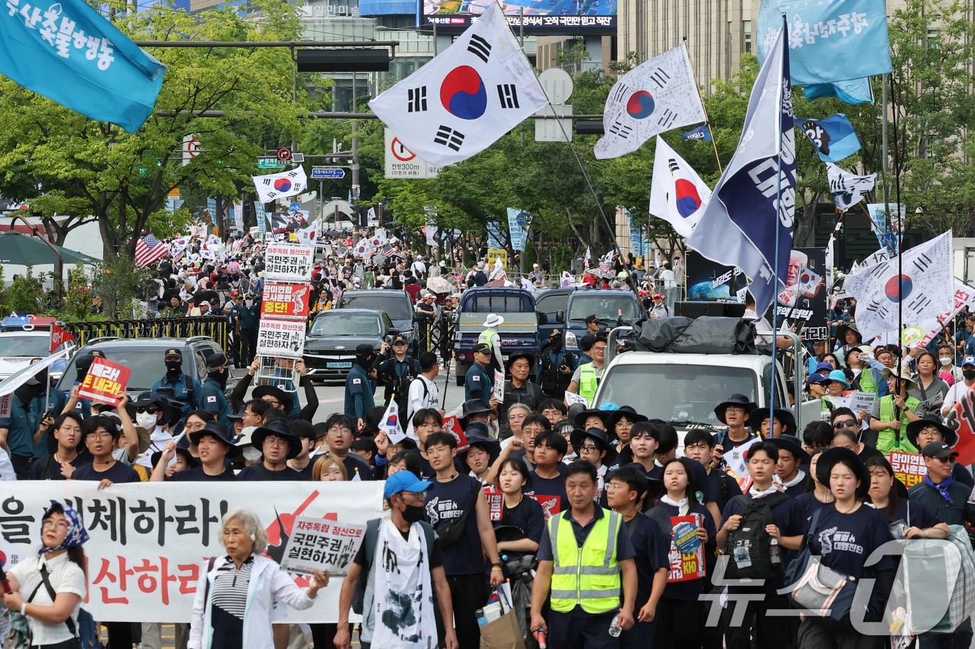 본문 이미지 - 지난해 8월 16일 광복절 연휴 둘째 날인 16일 진보와 보수 단체들이 각각 도심 한복판에서 태극기를 앞세워 광복 80주년을 기념하는 대규모 집회를 벌였다. ⓒ 뉴스1 오대일 기자