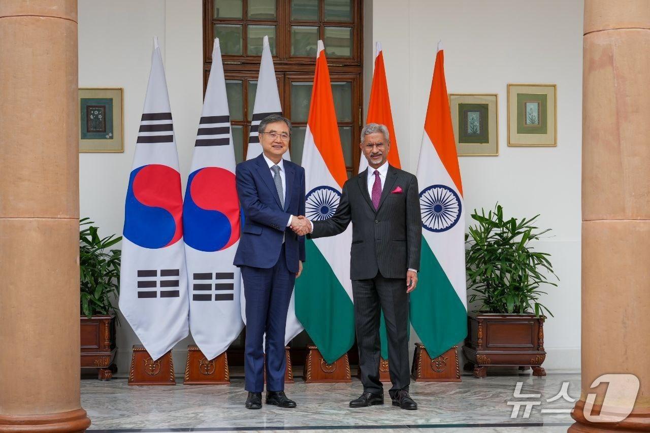 본문 이미지 - 조현 외교부 장관이 16일(현지시간) 인도 뉴델리에서 수브라마냠 자이샨카르 인도 외교 장관과 취임 후 첫 외교장관회담을 개최했다고 외교부가 밝혔다. (외교부 제공)