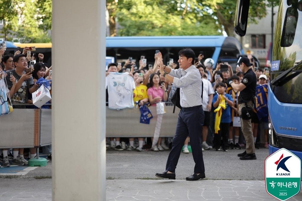 본문 이미지 - 울산 HD 팬들에게 인사하는 신태용 감독. &#40;한국프로축구연맹 제공&#41;