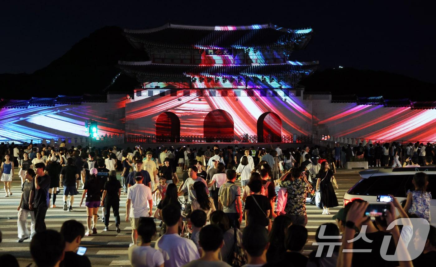 16일 오후 서울 광화문 앞에서 시민들이 광복 80년 빛 축제 &#39;80개의 빛, 하나된 우리&#39; 미디어 파사드 영상을 보고 있다. 2025.8.16/뉴스1 ⓒ News1 김명섭 기자