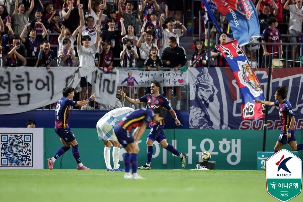 본문 이미지 - 수원FC 공격수 싸박이 득점 후 기뻐하고 있다. (한국프로축구연맹 제공)