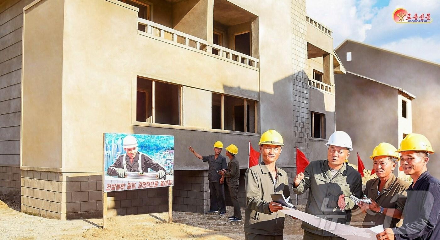 (평양 노동신문=뉴스1) = 북한 노동당 기관지 노동신문은 17일 삭주군에서 "농촌 살림집(주택) 건설을 힘있게 다그치고 있다＂고 보도했다. [국내에서만 사용가능. 재배포 금지. DB 금지. For Use Only in the Republic of Korea. Redistribution Prohibited] rodongphoto@news1.kr