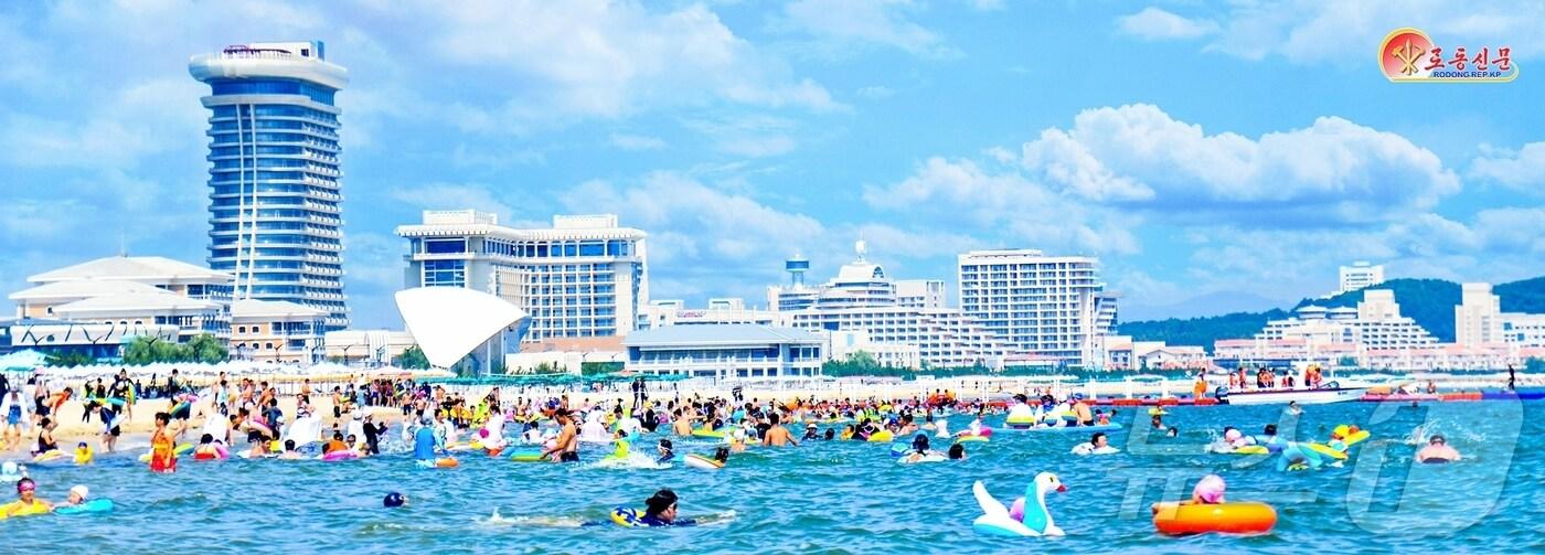 (평양 노동신문=뉴스1) = 북한 노동당 기관지 노동신문은 17일 "원산갈마해안관광지구가 봉사(서비스)를 시작한지 40여일이 흘렀다＂며 ＂세계적인 해안관광도시, 해양공원에 대한 근로자들의 관심이 더더욱 높아가고 있다＂고 보도했다. [국내에서만 사용가능. 재배포 금지. DB 금지. For Use Only in the Republic of Korea. Redistribution Prohibited] rodongphoto@news1.kr