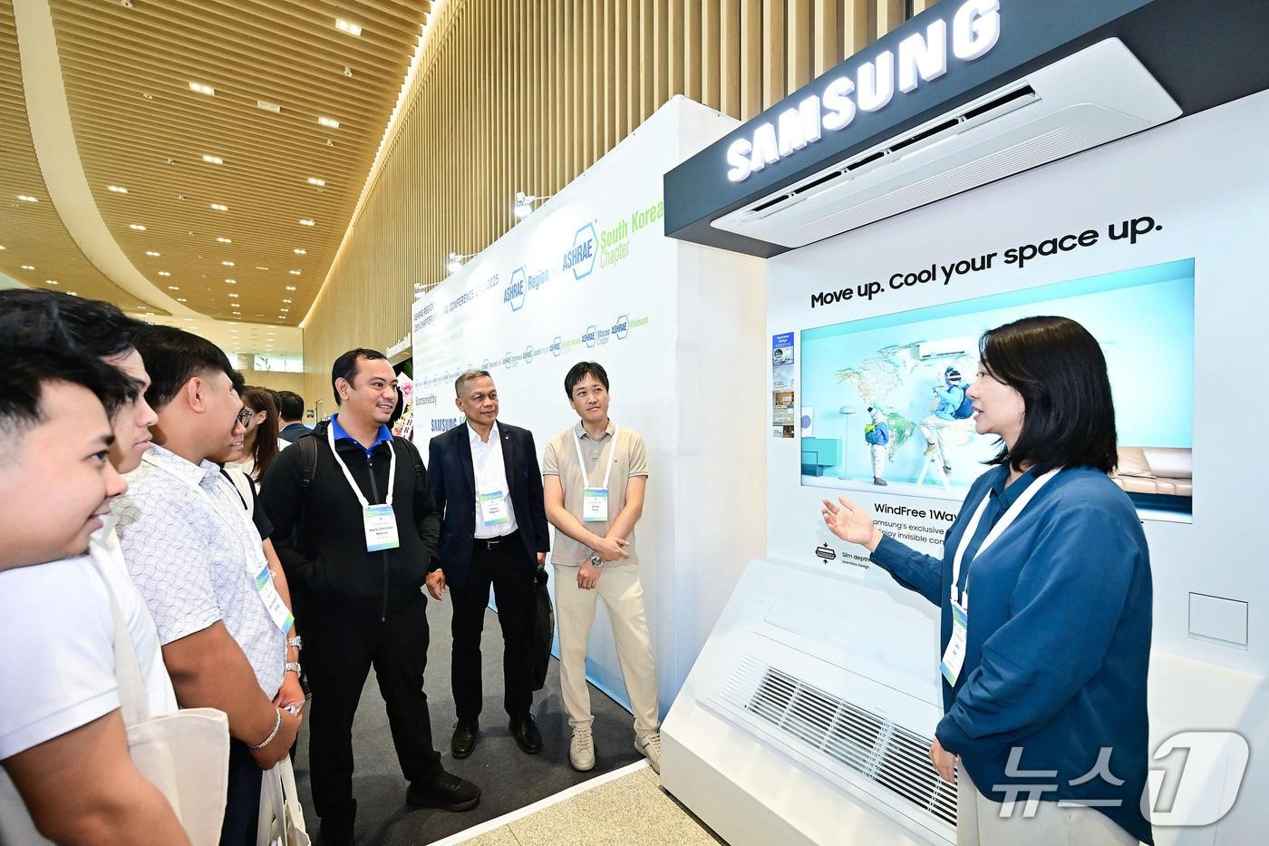 삼성전자가 15~16일 수원컨벤션센터에서 열린 아시아 공조 콘퍼런스에서 가정용 '1Way 카세트 시스템에어컨'과 고효율 시스템에어컨 'DVM' 제품 등을 전시했다. (사진제공 = 삼성전자) 