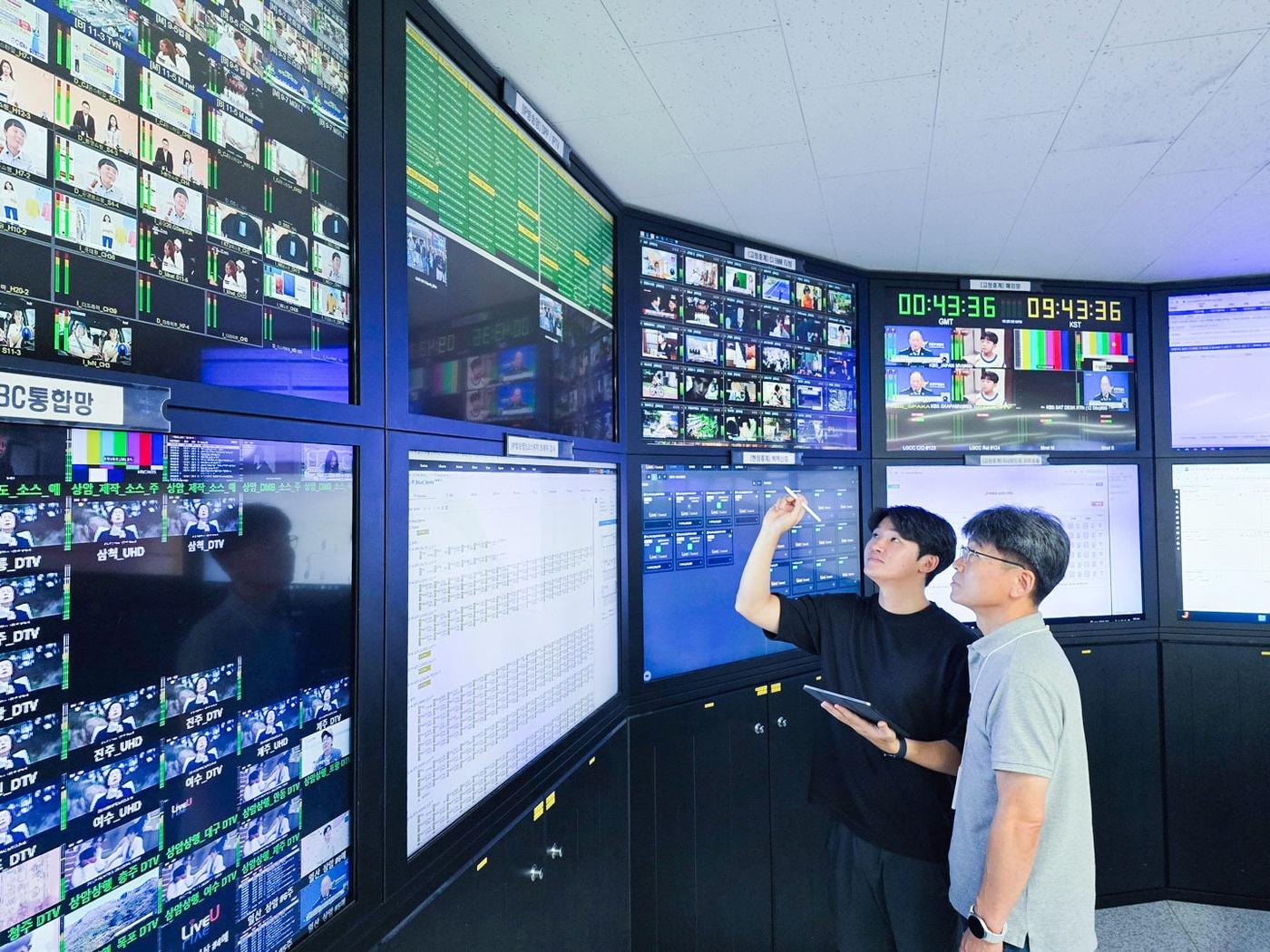 본문 이미지 - LG유플러스 임직원이 IPTV 서비스 상황을 점검하는 모습 (LG유플러스 제공)