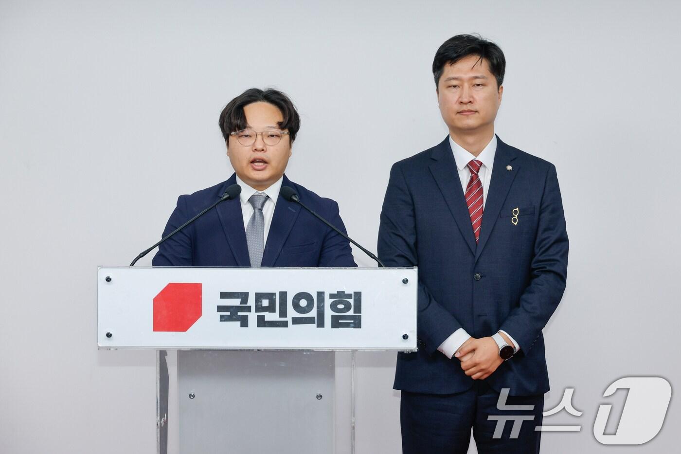 최우성(왼쪽), 우재준 국민의힘 청년최고위원 후보가 17일 오전 서울 여의도 중앙당사에서 우 후보로의 단일화 입장을 밝히고 있다. 2025.8.17/뉴스1 ⓒ News1 안은나 기자