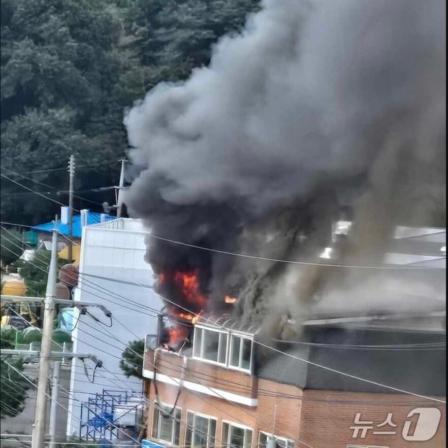본문 이미지 - 화재 현장. (경기도소방재난본부 제공. 재판매 및 DB 금지) 2025.8.17/뉴스1