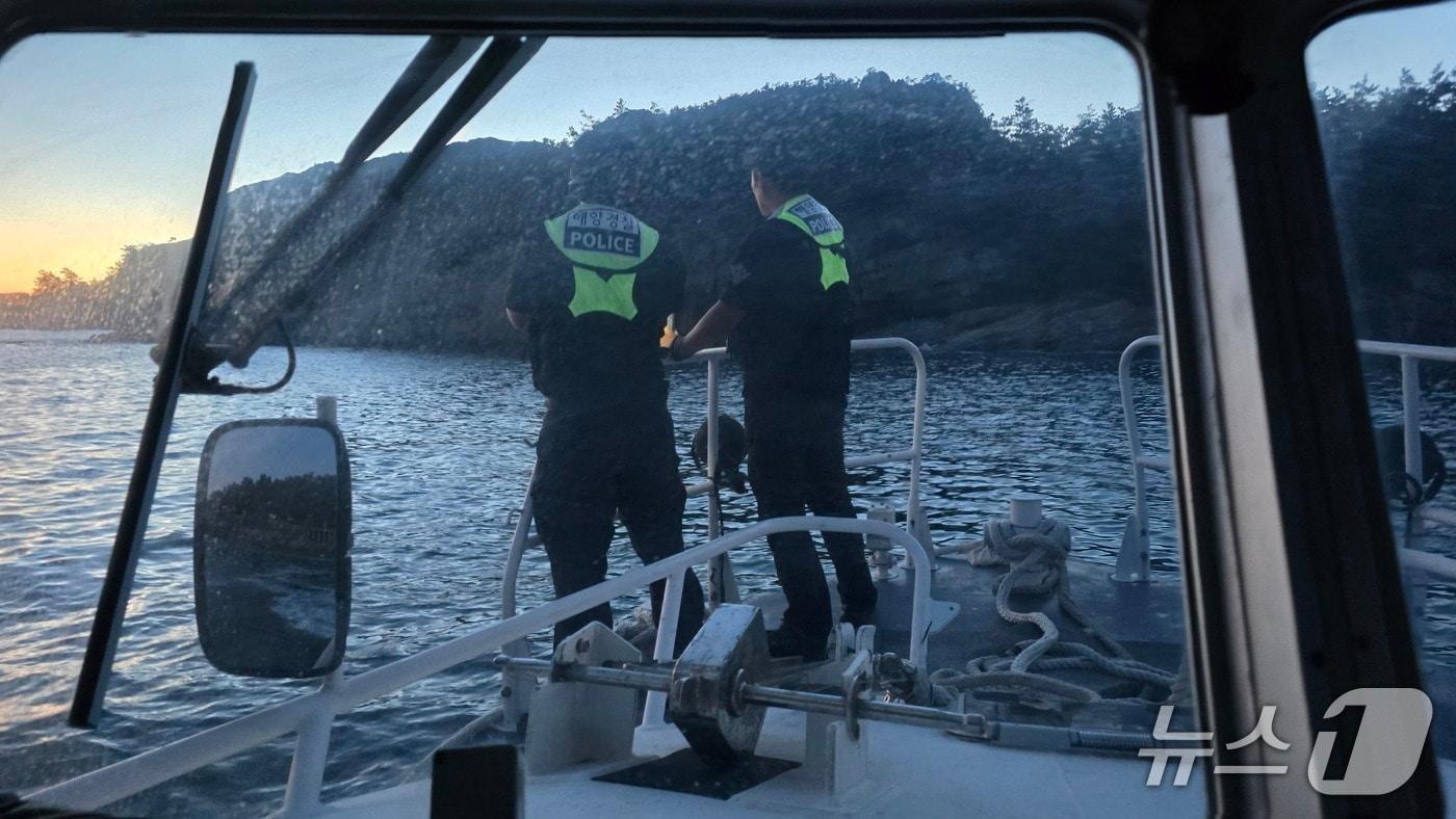 군산해경 관계자들이 해안가를 수색 중이다.&#40;군산해경 제공. 재판매 및 DB금지&#41;/뉴스1 