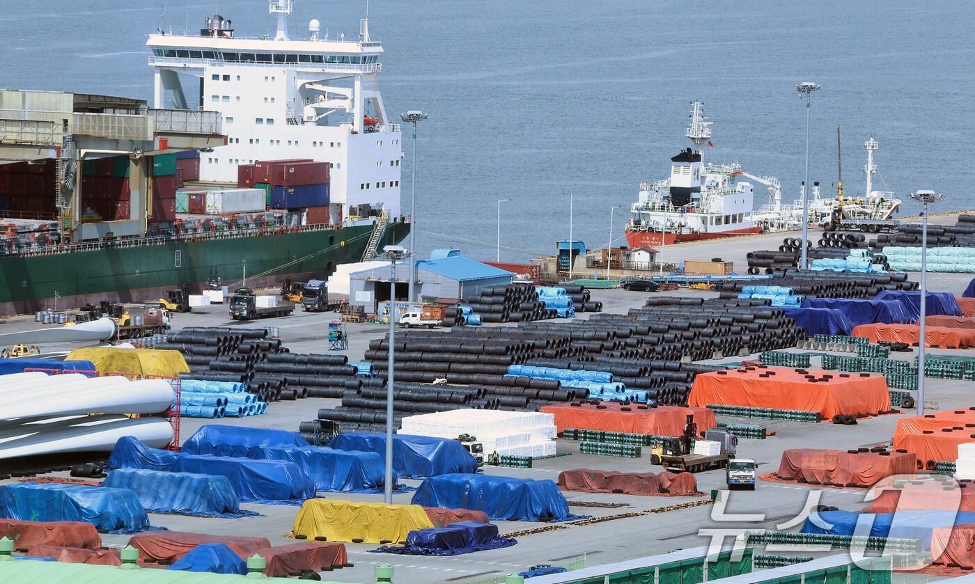 17일 경기 평택항 야적장에 철강 제품이 선적을 기다리고 있다. 2025.8.17/뉴스1 ⓒ News1 구윤성 기자