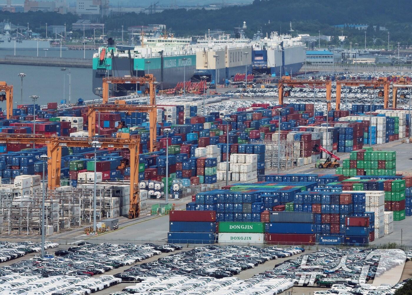 본문 이미지 - 17일 경기 평택항에 컨테이너 등 수출품이 선적을 기다리고 있다. 2025.8.17/뉴스1 ⓒ News1 구윤성 기자