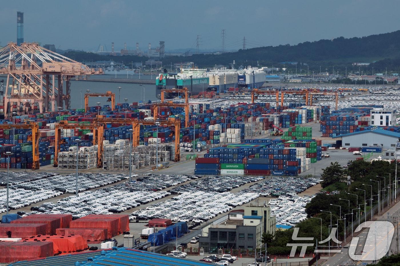 17일 경기 평택항에 컨테이너 등 수출품이 선적을 기다리고 있다. 미국 도널드 트럼프 행정부는 지난 15일(현지시간) 철강과 알루미늄 수입품에 대한 50% 관세 부과 범위를 대폭 확대한다고 밝혔다. 미 상무부는 이날 연방 관보 공지를 통해 수입품 품목 코드(HTSUS)에 제품 코드 407개를 추가한다고 밝혔다. 이들 품목에 대한 관세는 오는 18일 자로 발효된다. 2025.8.17/뉴스1 ⓒ News1 구윤성 기자