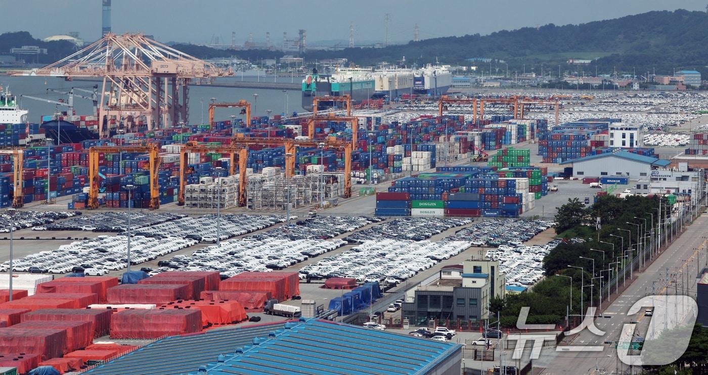 17일 경기 평택항에 컨테이너 등 수출품이 선적을 기다리고 있다.  2025.8.17/뉴스1 ⓒ News1 구윤성 기자