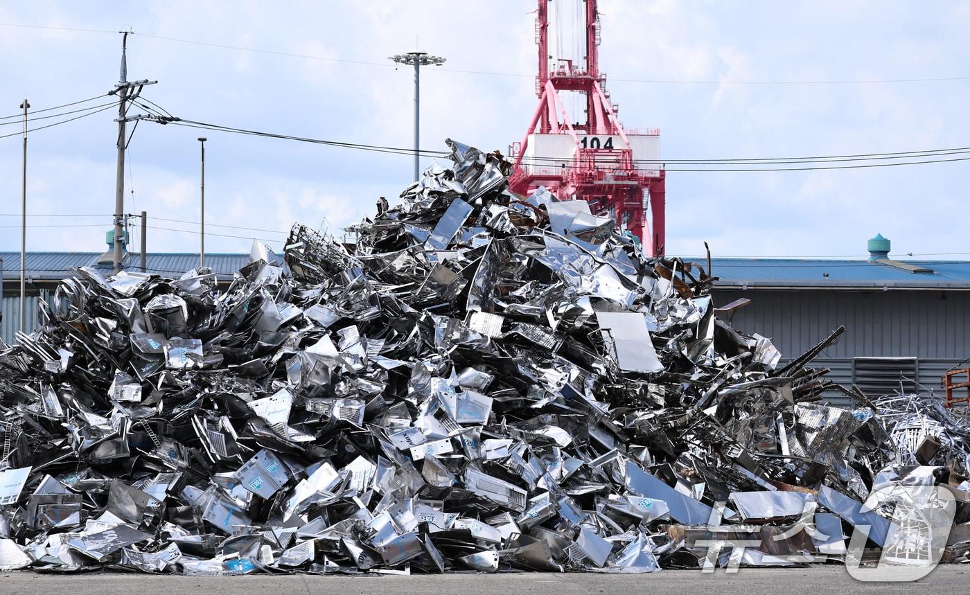 본문 이미지 -  경기 평택항의 한 금속가공업체에 폐알루미늄 제품이 쌓여 있다. 2025.8.17 ⓒ 뉴스1 구윤성 기자