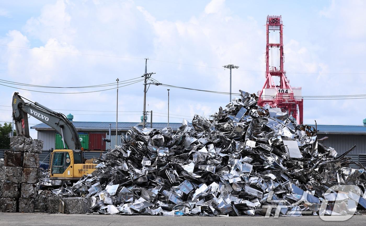 17일 경기 평택항의 한 금속가공업체에 폐알루미늄 제품이 쌓여 있다. 2025.8.17/뉴스1 ⓒ News1 구윤성 기자