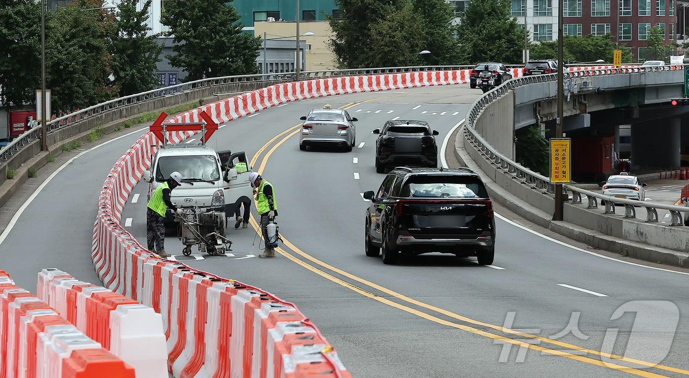 17일 철거가 시작된 서울 중구 서소문고가차도가 통제되고 있다. 2025.8.17/뉴스1 ⓒ News1 김진환 기자