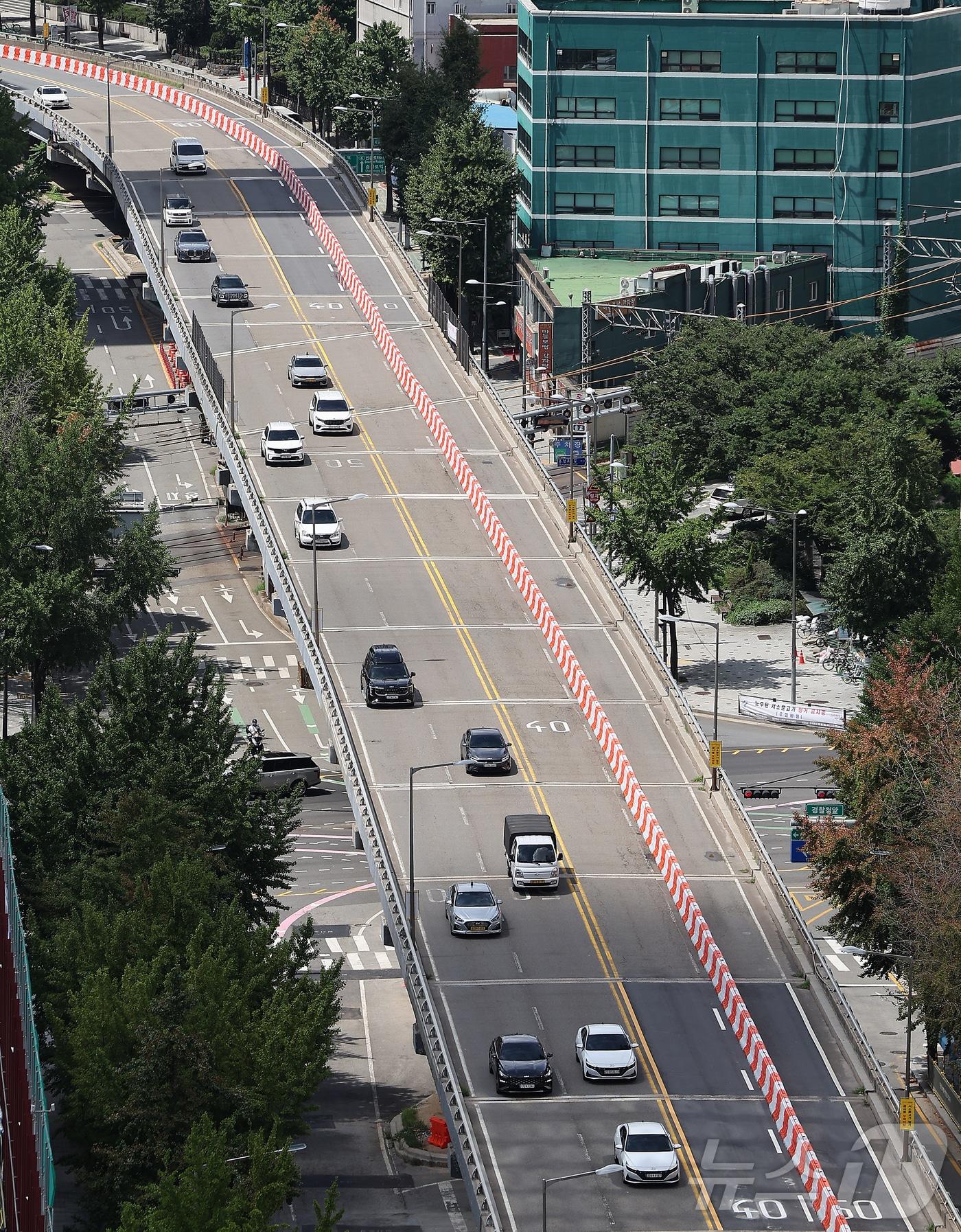 본문 이미지 - 8월17일 철거가 시작된 서울 중구 서소문고가차도가 통제되고 있다. 서울시는 금일부터 단계적으로 차로를 축소해 운영하고 오는 9월 21일부터는 전면 통제돼 본격적인 공사가 시작될 예정이며 내년 5월 철거 완료가 목표라고 밝혔다. 2025.8.17/뉴스1 ⓒ News1 김진환 기자