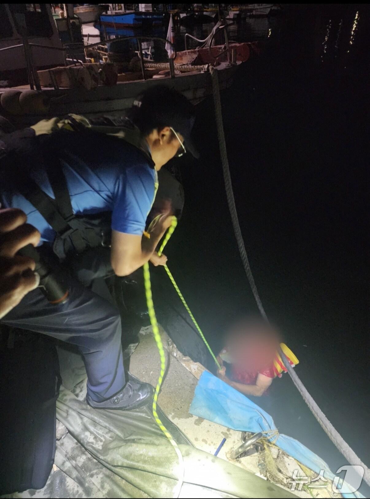 본문 이미지 - 강원 삼척 장호항 동방파제 인근 구조 현장.&#40;동해해경 제공, 재판매 및 DB금지&#41;