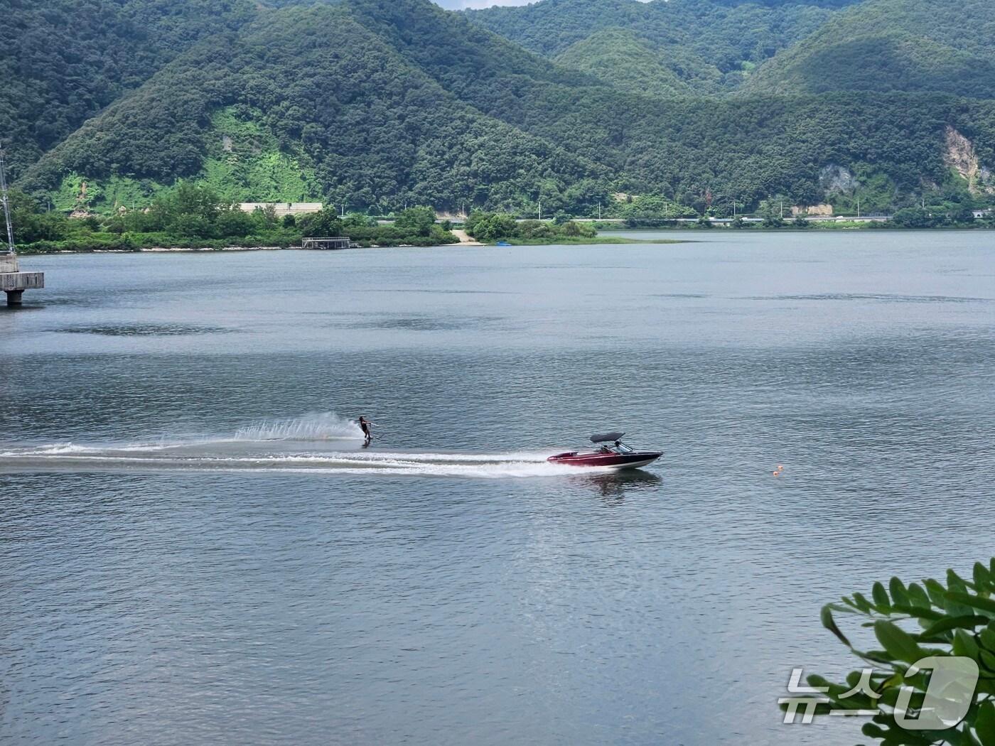 본문 이미지 -  17일 낮 12시쯤 강원 춘천 의암호 일대에서 한 관광객이 수상스키를 타며 무더위를 날리고 있다.2025.8.17 한귀섭 기자