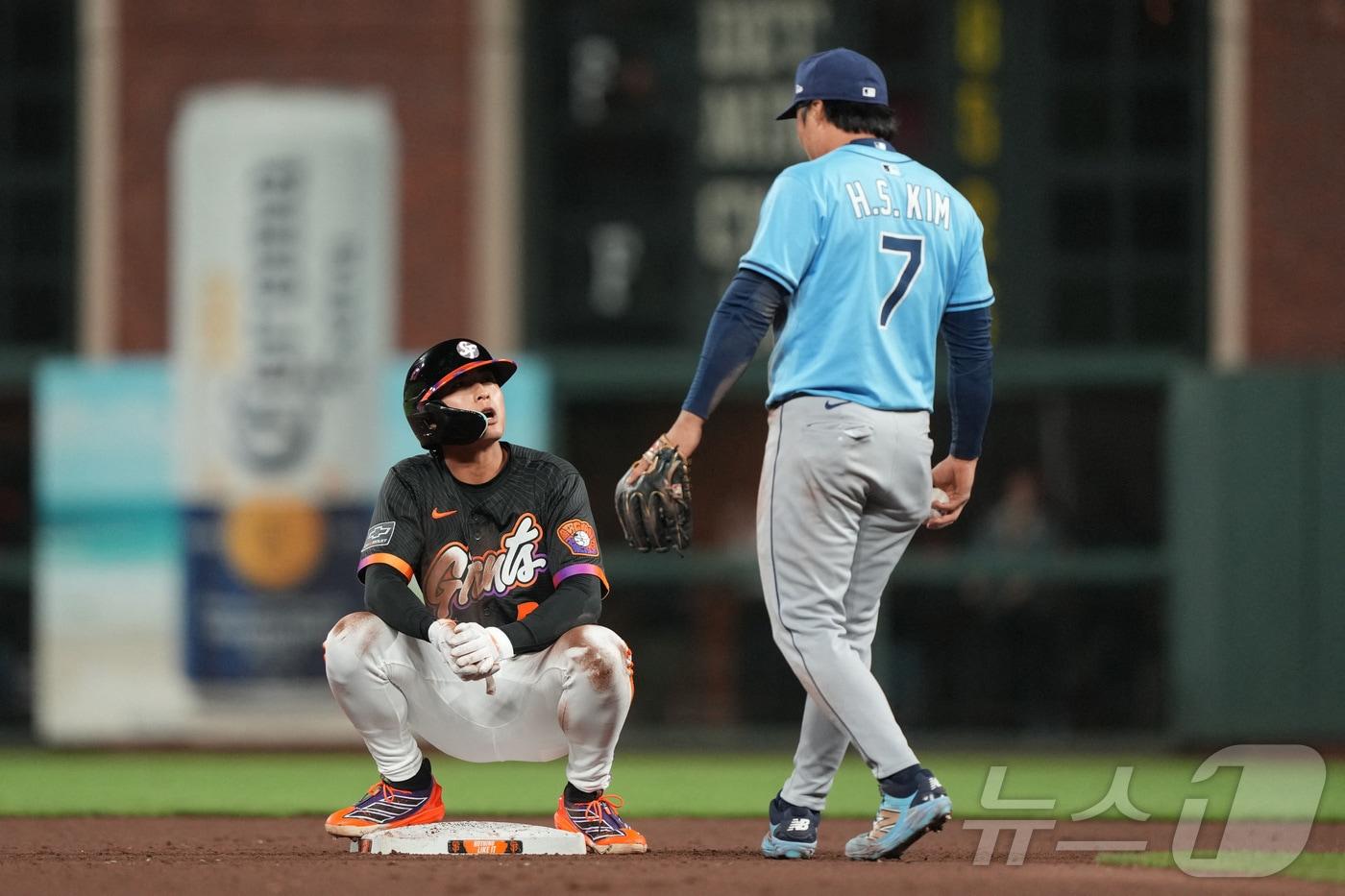 17일(한국시간) 미국 캘리포니아주 샌프란시스코의 오라클 파크에서 열린 2025 메이저리그(MLB) 탬파베이와 샌프란시스코의 경기 9회말 샌프란시스코 자이언츠의 이정후(왼쪽)와 탬파베이 레이스의 김하성이 대화를 나누고 있다. ⓒ 로이터=뉴스1