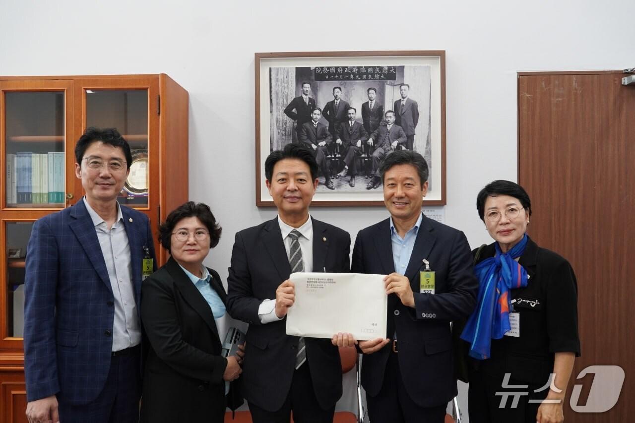 본문 이미지 - 민주당 충주지역위원회 국회 방문 모습.(지역위 제공. 재판매 및 DB금지)/뉴스1 