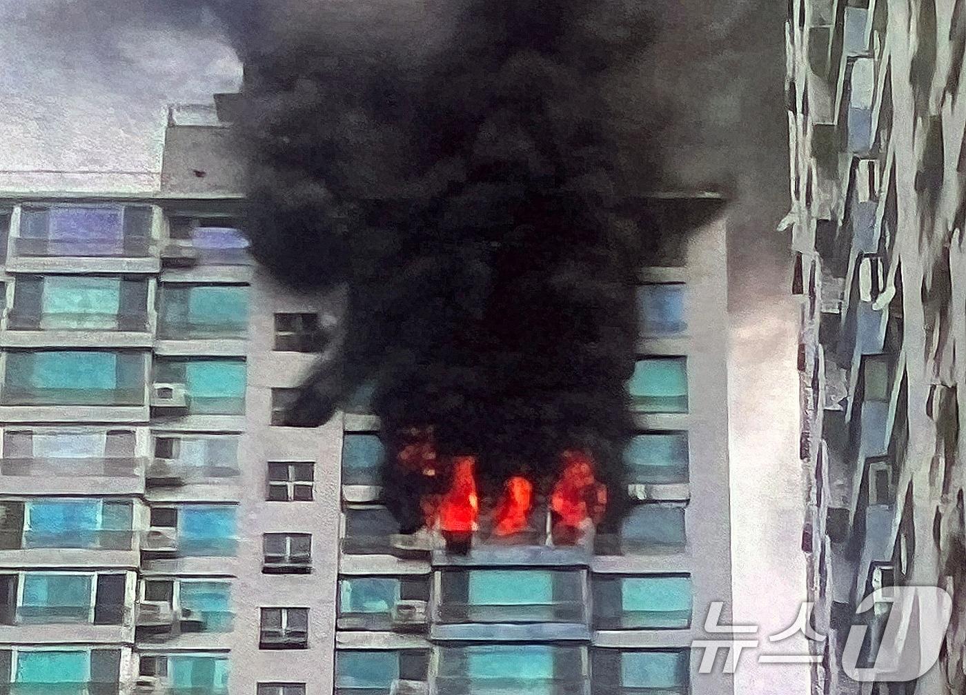 본문 이미지 - 17일 오전 서울 마포구 창전동의 한 아파트 에서 화재가 발생해 불길이 번지고 있다. 소방당국에 따르면 이번 불로 2명이 숨졌고, 13명이 부상했다. 부상자는 화상 등 중상자 1명과 연기흡입 등 경상자 12명이다. (독자 제공. 재판매 및 DB 금지) 2025.8.17/뉴스1