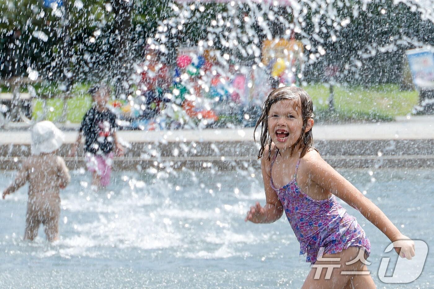 광복절 연휴 마지막 날 무더위가 이어지고 있는 17일 오후 서울 여의도 한강공원 물빛광장을 찾은 어린이들이 물놀이를 즐기고 있다. 2025.8.17/뉴스1 ⓒ News1 안은나 기자